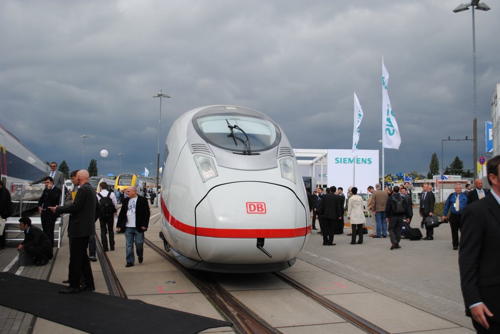 Starker Besucherandrang am ersten Tag der Innotrans 2010 hier am ICE BR 407 