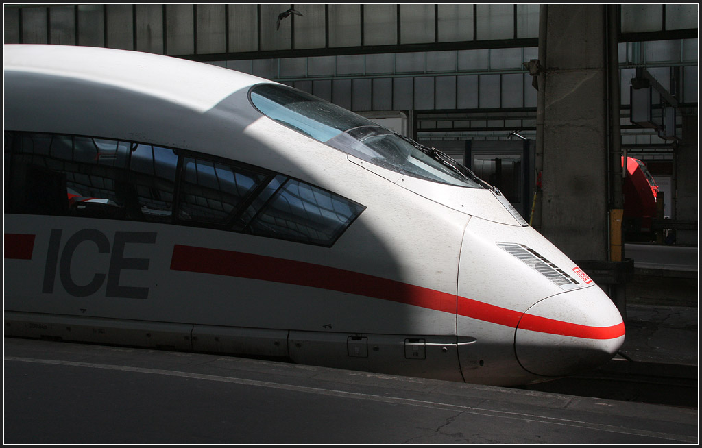 Starker Kontrast I - Die helle Nachmittagssonne beleuchtet hier den ICE 3 über die Dachöffnung des Stuttgarter Hauptbahnhofes von schräg oben. Dadurch wird die gerundete Form um den Steuerwagenkopf besonders hervorgehoben. 05.06.2012 (Matthias)