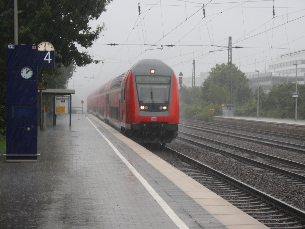 Starker Platzregen in Mnster-Zentrum-Nord.
Aber: Der RE15  Emsland-Express  von Mnster nach Emden kmpft sich durch die Wassermassen!, 17.08.2010, Mnster-Nevinghoff