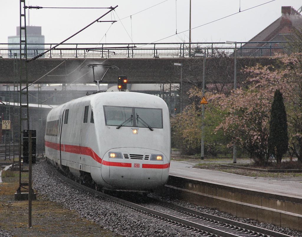 Starkregen-Schauer knnen durchaus ihre Reize bei der Bahnfotografie haben. Obwohl etwas mehr Sonne bei dem Ausflug nach Hamburg-Harburg auch nicht schlecht gewesen wre. ICE 1 durchfhrt Hamburg-Harburg. Aufgenommen am 12.04.2012.