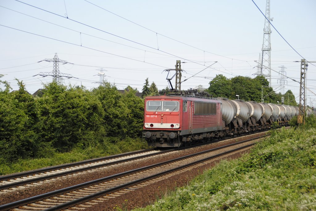 Stasicontainer 155 007-8, fhrt Tankwagenzug durch Ahlten am 07.08.2010.