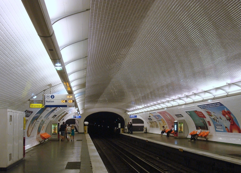 Station  Courcelles  der Metro-Linie 2, genau zwischen dem 8. und 17. Arrondissement von Paris. 13.7.2010