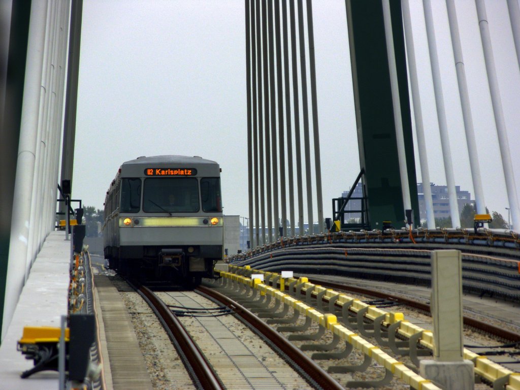 Station  Donaumarina  mit Blick auf die Donaustadtbr�cke am 2.10.2010