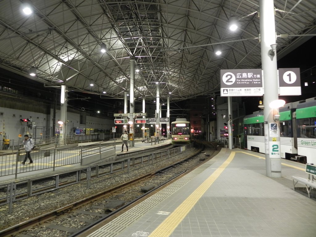 Station  Hiroden-Nishi-Hiroshima  am 09.11.2010. Die Gleise 2 und 3 in der Mitte sind Durchgangsgleise von JR Hiroshima nach Miyajima-guchi (Linie 2). Von Gleis 1 (rechts) aus fdeln Zusatzzge ein, die in Richtung Miyajima-guchi fahren (Linie 2 - Green mover). Auf Gleis 4 (links) endet die Linie 3. Interessant ist hierbei, dass diese Haltestelle das Ende der Strassenbahn darstellt. In Richtung JR Hiroshima fhrt man als reine Strassenbahn, in Richtung Miyajima-guchi auf eigenem Gleisbett.