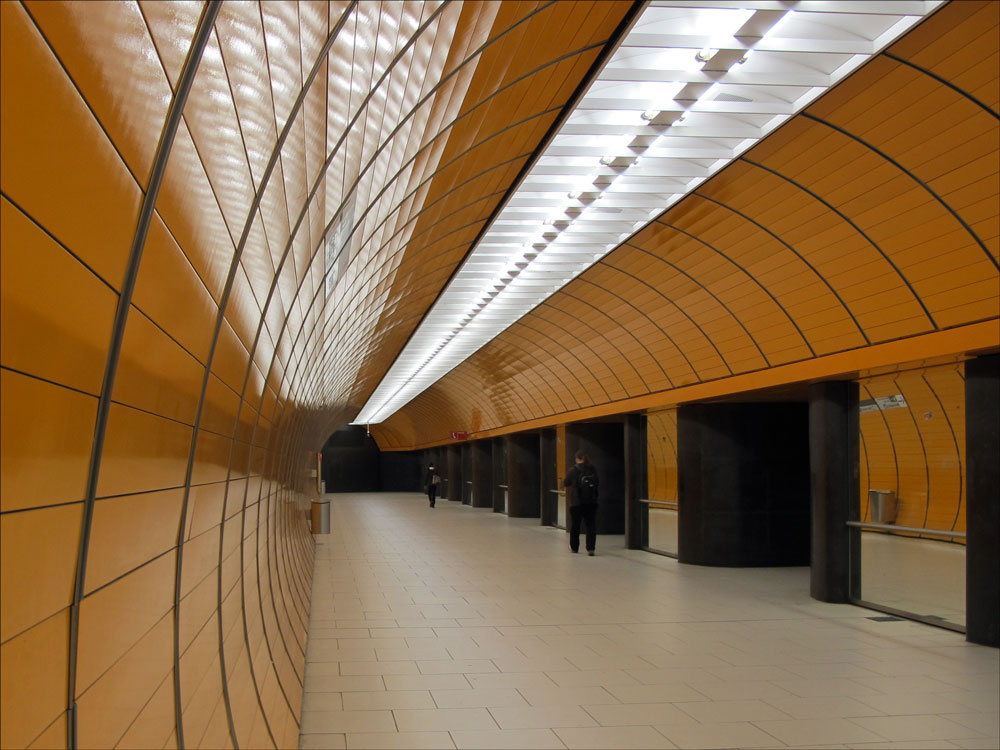 Station Marienplatz, Zustzliche Tunnelrhre parallel zur Bahnsteigrhre der U3 / U6 als bergang U-Bahn < > S-Bahn und zum Ausgang; Mnchen, 15.11.2010

