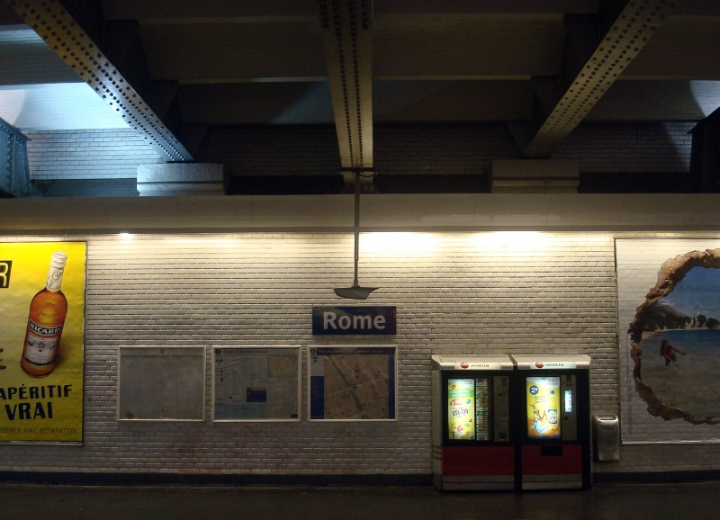 Station  Rome  der Metro-Linie 2, im Norden von Paris. 14.7.2010