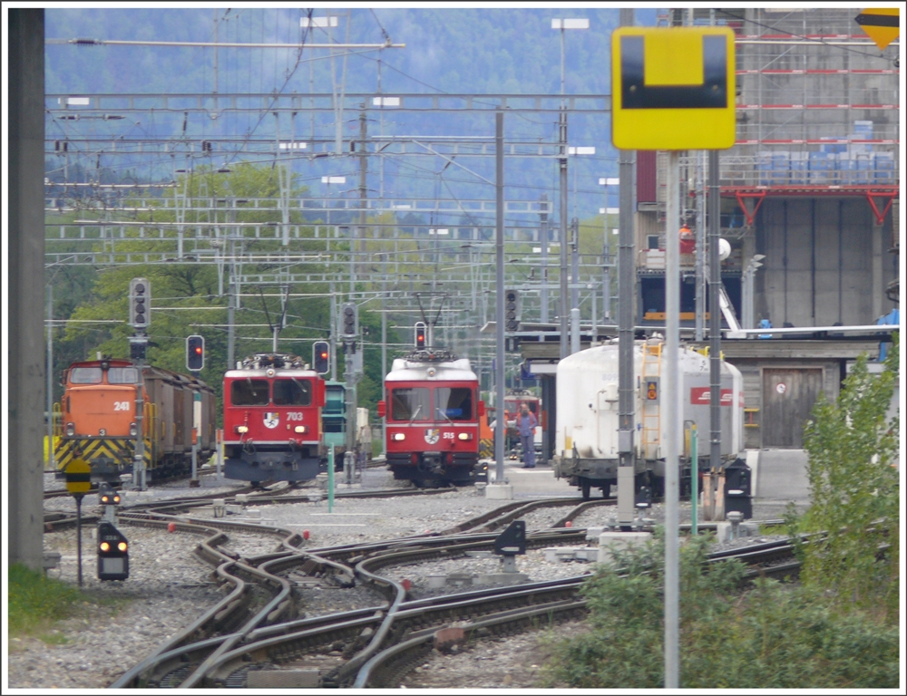 Station Untervaz-Trimmis mit Gm 4/4 241. Ge 6/6 II 703  St.Moritz  und Be 4/4 515. (04.05.2010)