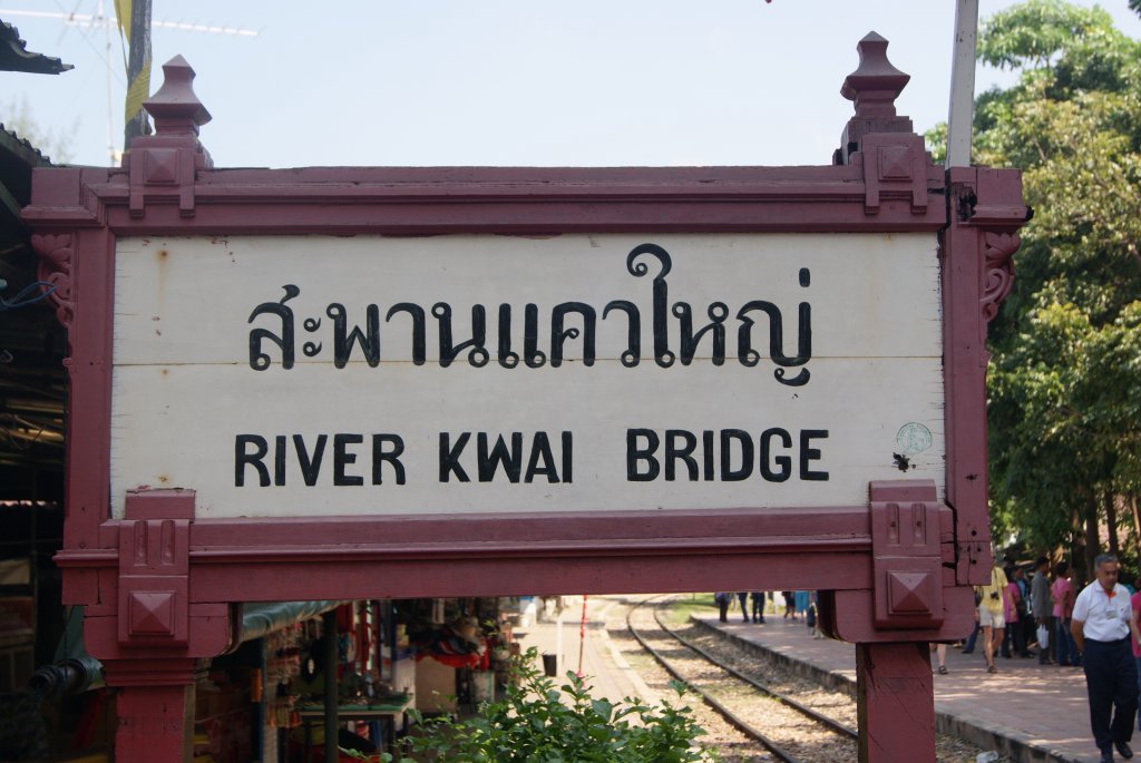 Stationschild im  River Kwai Bridge  Bahnhof, an der Strecke Bangkok - Nam Tok,06.11.2009