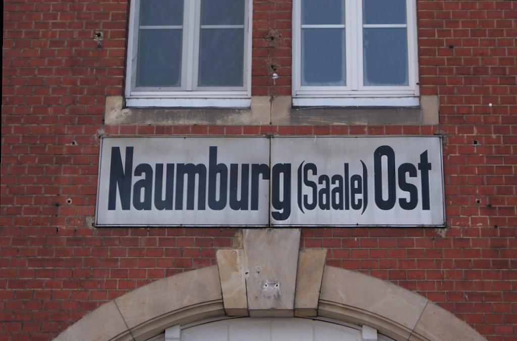 Stationsschild von Naumburg(Saale)Ost am Wirtschaftsgebude,27.11.2010
