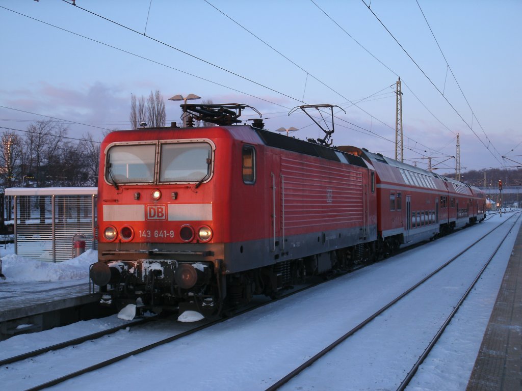 Statt 112 133 fuhr 143 641 den ganzen 06.Februar 2012 zwischen Binz und Stralsund hin und her.Hier hielt der RE 13030 von Binz nach Stralsund in Bergen/Rgen.