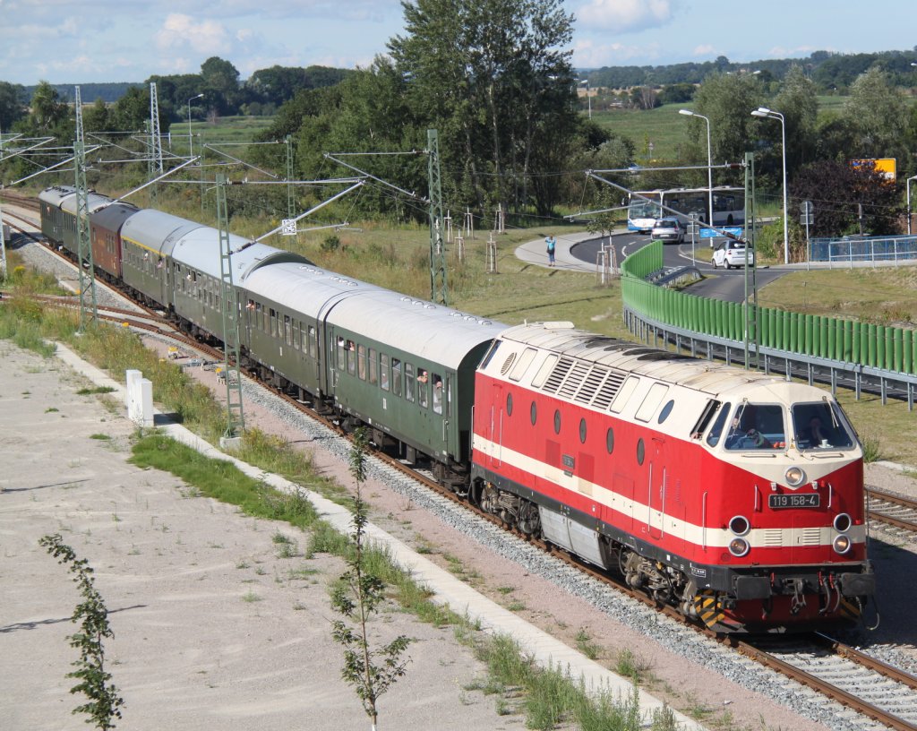 Statt 118 770-7 fuhr 119 158-4 den Sonderzug von Berlin-Schneweide nach Warnemnde hier bei der Durchfahrt in Warnemnde Werft.11.08.2012