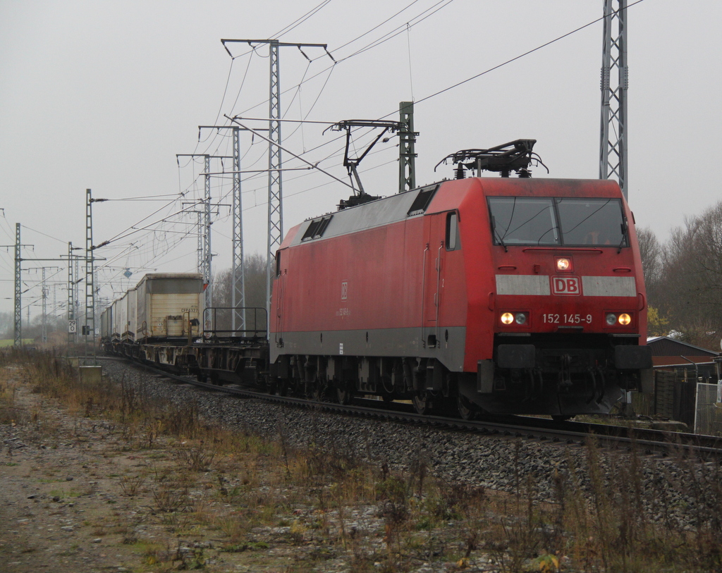 statt der Angek�ndigten 152 135 fuhr am 01.12.012 152 145-9 den 50233 von Hamburg-Billwerder Ubf nach Rostock-Seehafen.Aufgenommen an der G�terumgehung in H�he Rostock Hbf. 