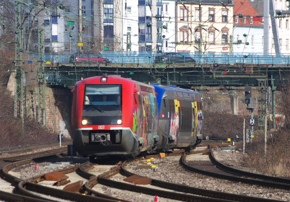 Statt  Doppeltem Lottchen  zwei ungleiche Wale...

Die zwei Wale (Baleine bleu) der SNCF (Baurehe 641) sind unterwegs nach Forbach.
X 73 912 luft hinten und vorne X 73 914 oder 915, einer von zwei in verkehrsroter Lackierung.
Die zwei in Rot tragen das DB Emblem und die TER Kennzeichen der SNCF.

Hier haben die Triebwagen gerade den Saarbrcken Hbf. verlassen und mssen nun auf das uere Gleis wechseln.

Rechts im Hintergrund ist das Anschlugleis der Saarbahn an das DB Netz zu erkennen. Hier verkehrten auch schon Saarbahnzge zur Saarmesse.

KBS 682 29.02.2012