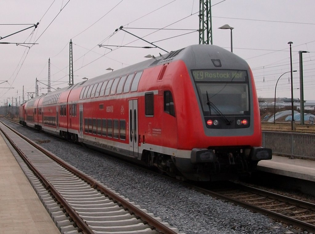Statt eines Flirt wurde RE 13008 am 17.Januar 2011 von 112 118 und Dostos von Sassnitz nach Rostock gezogen.