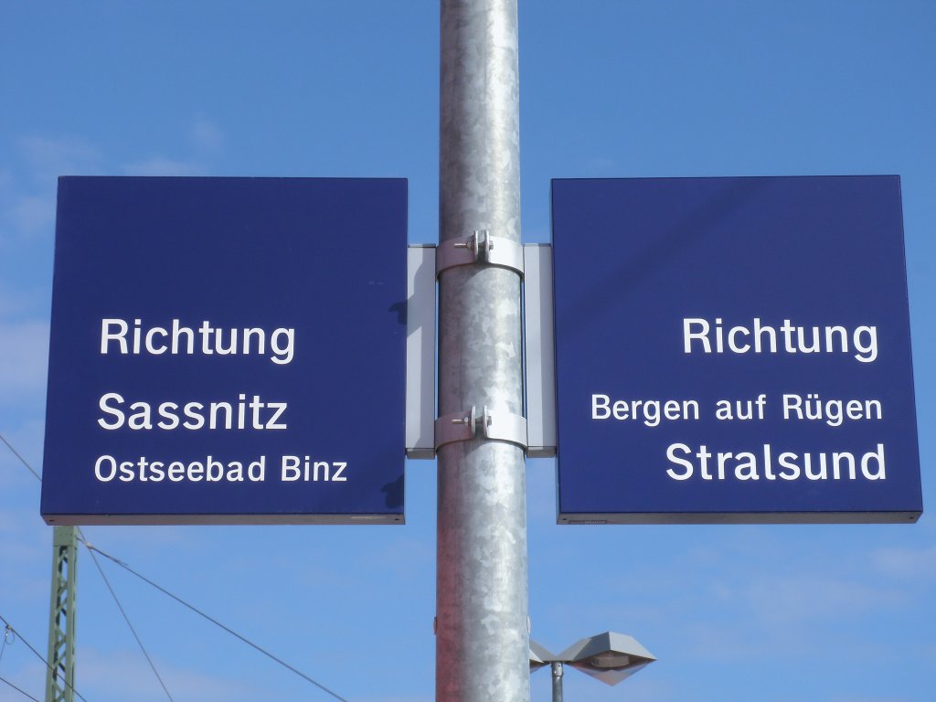 Statt eines Zugzielanzeiger steht in Lietzow dieses Hinweisschild in welche Richtung man fahren knnte.Aufnahme am 29.Mrz 2011.