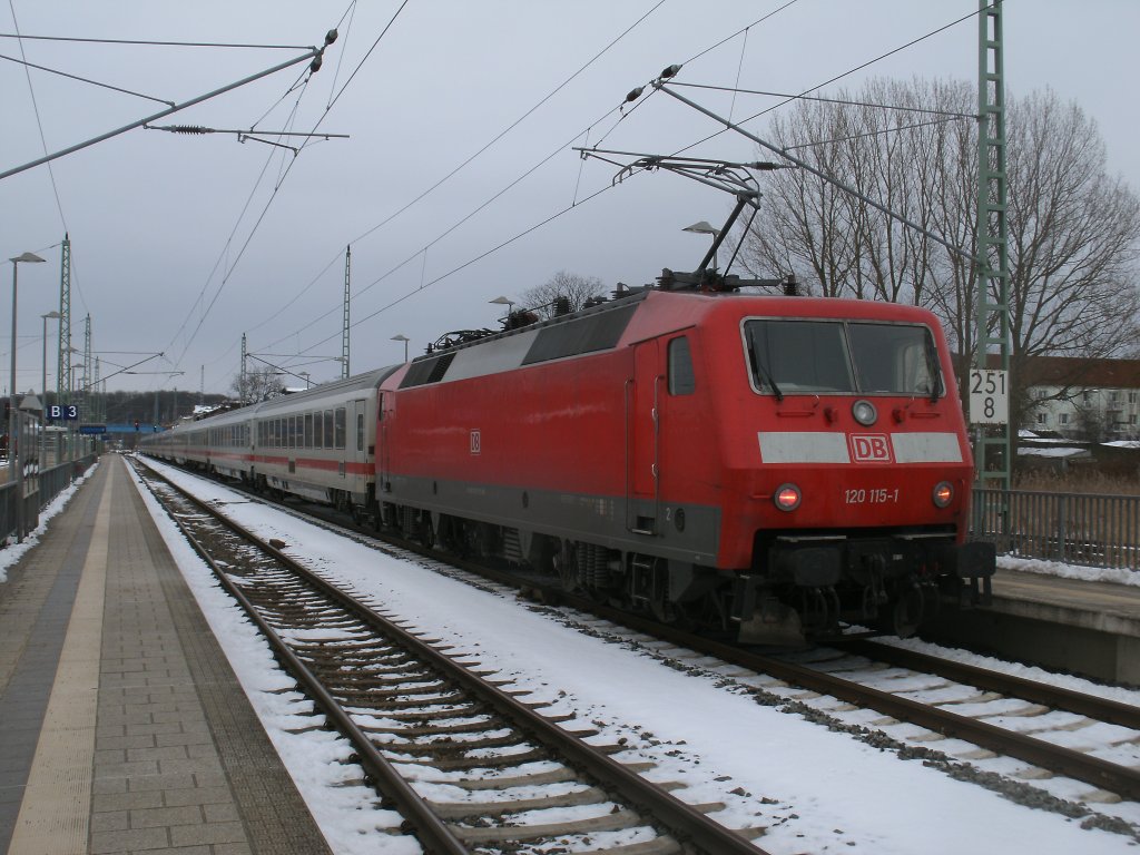 Statt mit einer 101 schob,am 17.Februar 2012,120 115 den IC 2212 Koblenz-Binz.Hier beim Halt in Bergen/Rgen.