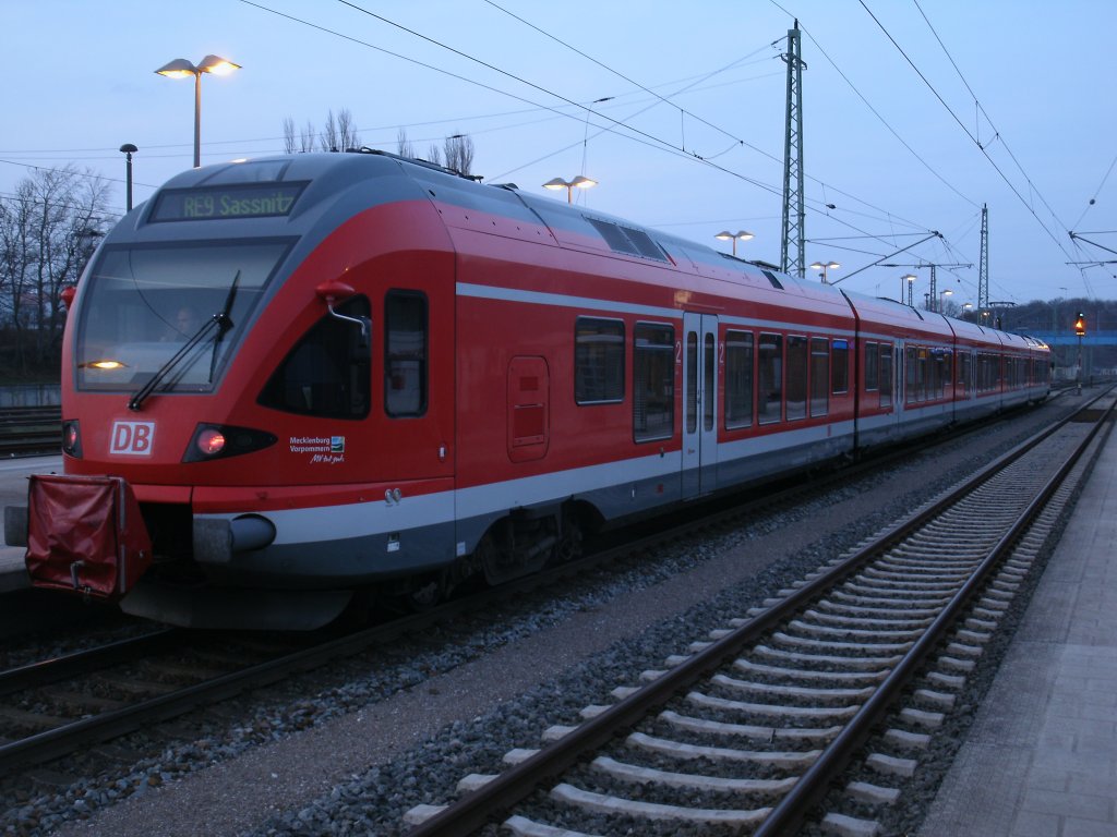 Statt ber Gleis 2 fuhr der Flirt 429 029,am 17.April 2013,als RE 13017 von Rostock nach Sassnitz,aus Bergen/Rgen,aus Gleis 3.