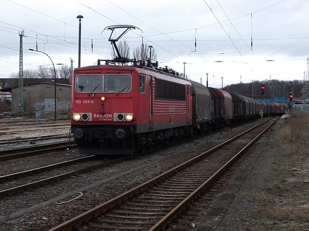 Statt ber das Hauptgleis zufahren,lie der Fahrdienstleiter von Bergen/Rgen,155 065 ber die Gtergleise,am 26.Januar 2011,durch Bergen/Rgen fahren.