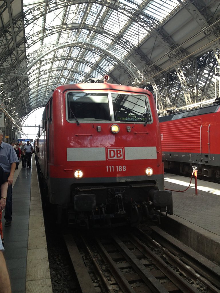 Statt der blichen 143er hing heute am 13.8.13 111 188 am RE 20. Hier kurz nach der Ankunft in Frankfurt (Main) Hbf. 