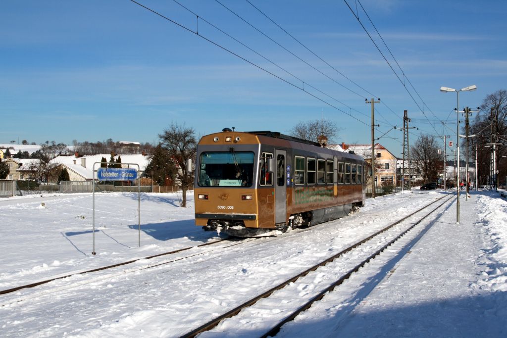 Statt im Waldviertel verbringt der goldene 5090.008 den Winter auf der Mariazellerbahn, wo er am 13.12.2012 als P 6827 nach Frankenfels unterwegs war; Hofstetten-Grnau