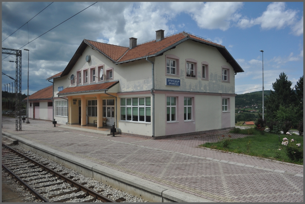 Stattlich wirkt das Empfangsgebude von Branesci. (04.07.2011)