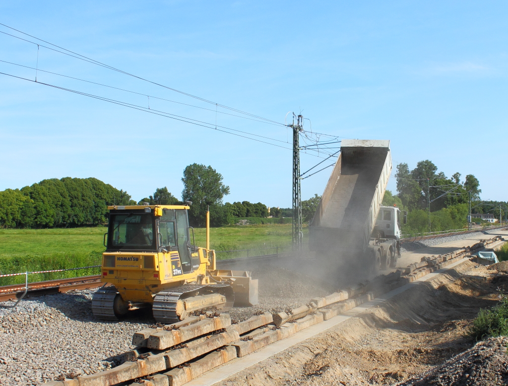 Staubiges von der Baustelle, zurzeit wird an der Baustelle Nassenheide-Lwenberg am 24.07.2013 das Schotterplanum hergestellt.