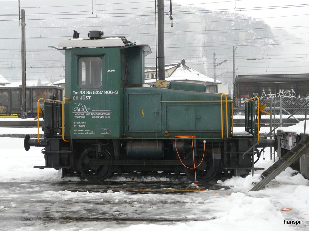 Stauffer - Tm 2/2  98 85 5237 906-3 abgestellt im Bahnhofsareal in Oensingen am 15.12.2012