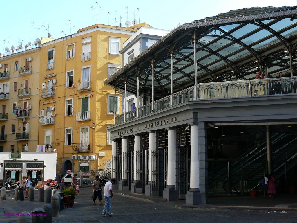Stazione di Montesanto in der Altstadt von Neapel. Hier beginnen sowohl die beiden Vorortbahnen Cumana und Circumflegrea der SEPSA als auch die Standseilbahn Funicolare di Montesanto hoch zur Via Morghen. 2010-08-23 Napoli 