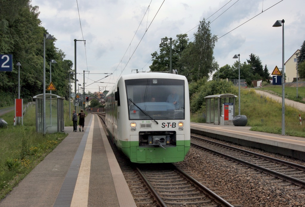 STB-Regioshuttle 119 nach Plauen hlt am 19.6.12 in Feilitzsch. Dieser schlichte Haltepunkt wurde 2006 erffnet - im alten Bahnhof weiter sdlich hielt 1973 der letzte Personenzug.