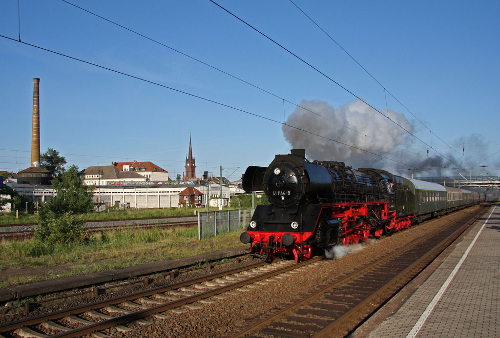  Steich ei, mir fahrn in de Tschechei , so heit es jedes Jahr zu Himmelfahrt in Leipzig. Traditionsgem startet dort 41 1144-9 mit ihrem Sonderzug nach Franzensbad. Hier am 02.06.2011 bei der Durchfahrt des Hp. Leipzig-Ost. Links im Bild das Bw Leipzig-Hbf.Sd.