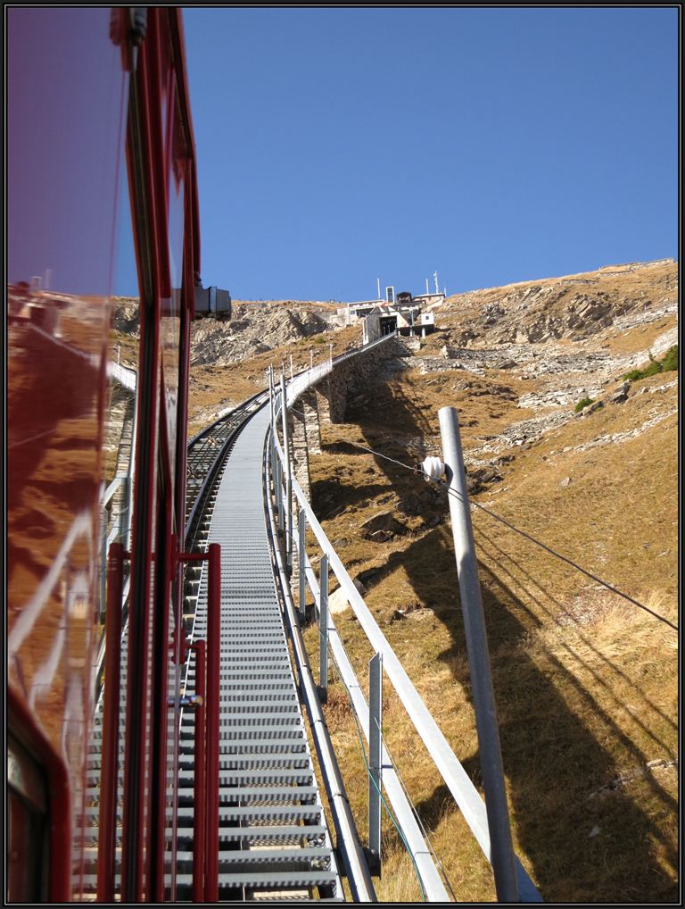 Steil gehts nach oben zur Gipfelstation des Niesen 2362m /M. (22.10.2012)