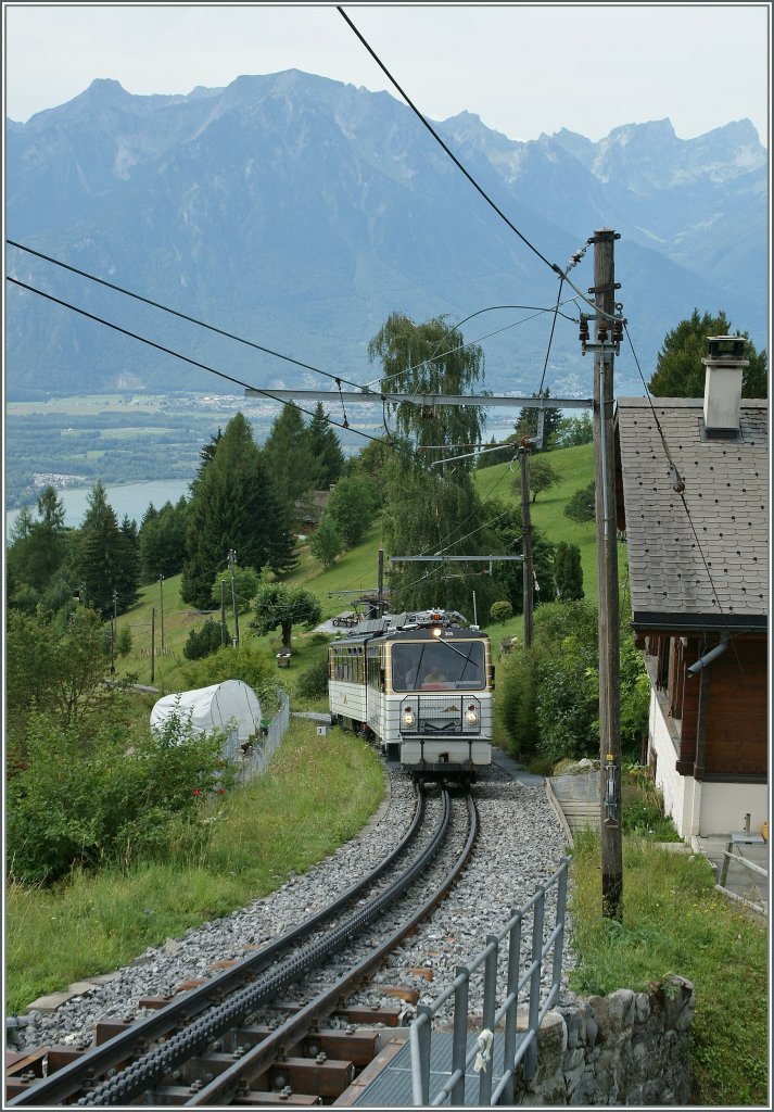 Steil ist die Strecke auf den Rochers de Naye, hier zahnt der Beh 4/8 305 gerade bei Haut-de-Caux vorbei. 
28.08.2012