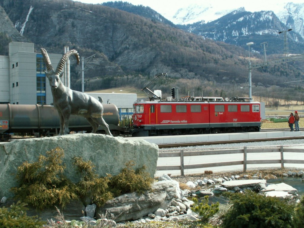  Steinbockstarke Bahnerlebnisse  heisst ein Werbeslogan der RhB.Ge 6/6 II Nr.707 am 23.02.10 mit einem Kesselwagenzug in Untervaz