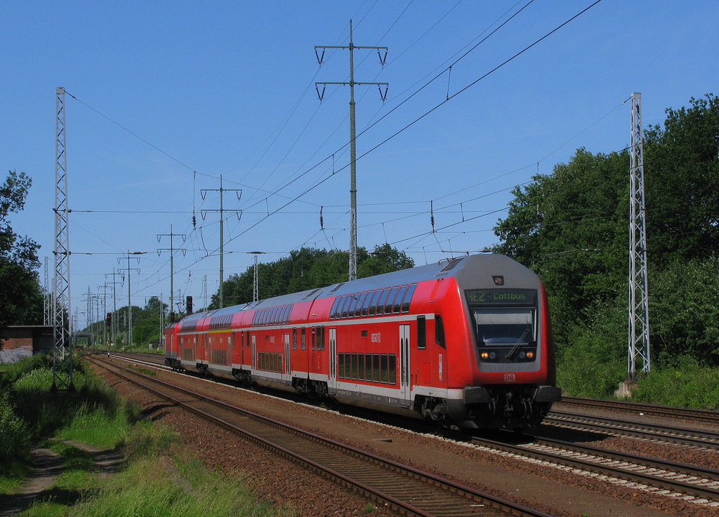 Stellvertretend fr die Regios, auch hier viele Gre an die pfeifenden und winkenden Tf´s -> Wahrscheinlich weil wir so lustig aussahen zu siebt auf dem Fundament. Hier: RE 2 nach Cottbus um 11:27. 02.06.2011
