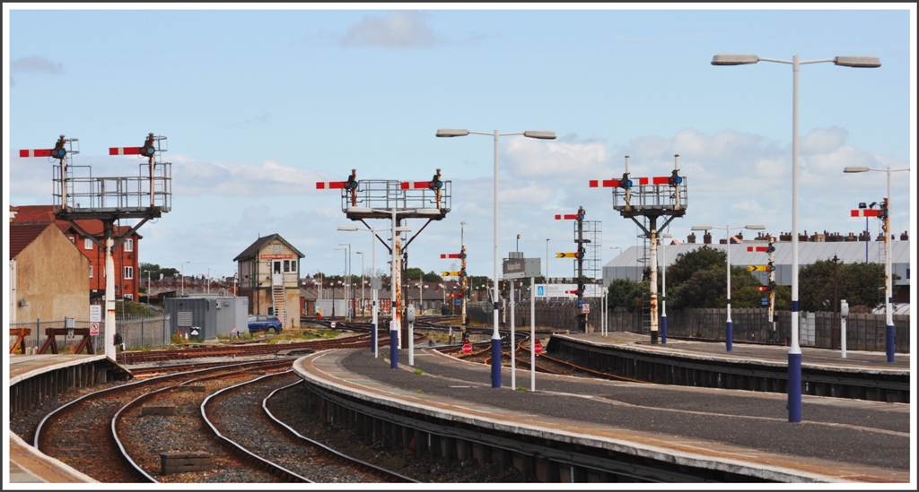 Stellwerk 2 und jede Menge Signale in Blackpool North. (09.08.2011)