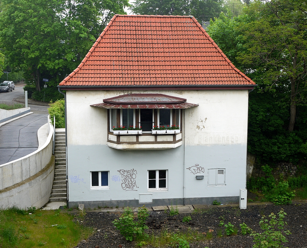 Stellwerk am Hamburger S-Bahnhof  Blankenese . Nach Aufgabe des Gterbahnhofs ein bisschen von den Gleisen entfernt. 20.5.2013