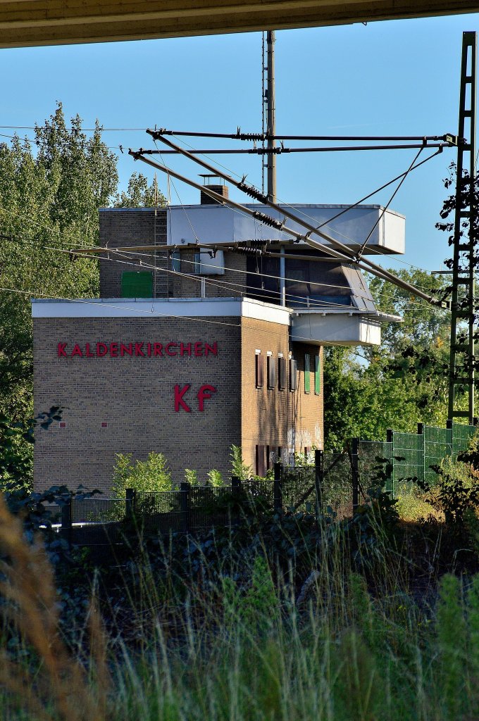 Stellwerk Kaldenkirchen Kf durch die neue A61 Brcke fotografiert. 30.9.2012