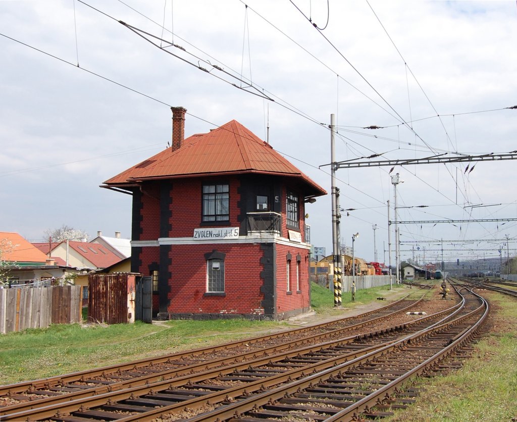 Stellwerk Nr. 5 des Bahnhofes Zvolen nkladn stanica/Altsohl Gbf. (bis 1959 Hauptbahnof), rechts Hauptbahn in Richtung Ost; Blick aus der Nordabzweig nach Bansk Bystrica/Neusohl (ehemals Hauptfahrtrichtung zwischen den beiden genannten Stdten Mittelslowakeis) 