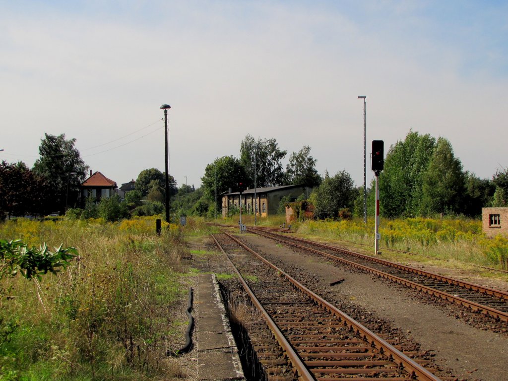 Stellwerk Qw und dem ehemalige Bahnhofsausfahrt Richtung Lodersleben, in Querfurt; 07.09.2010