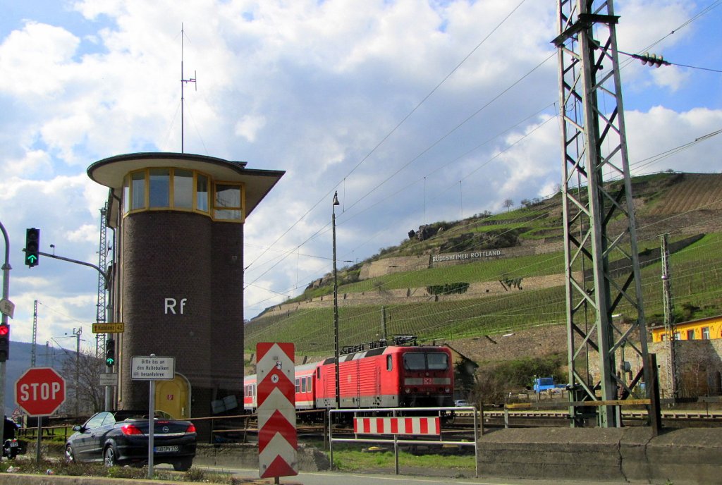 Stellwerk Rf und DB 143 923-1 mit einer abgestellten RB im Bf Rdesheim; 02.04.2010