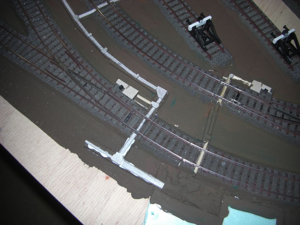 Stellwerkstechnik im Detail.
Das C-Gleis wurde in den Bereichen der Kanle mittels Dremel ausgefrst.
Achtung bei Weichen, hier uerste Vorsicht, da man dort schnell was kaputt machen kann