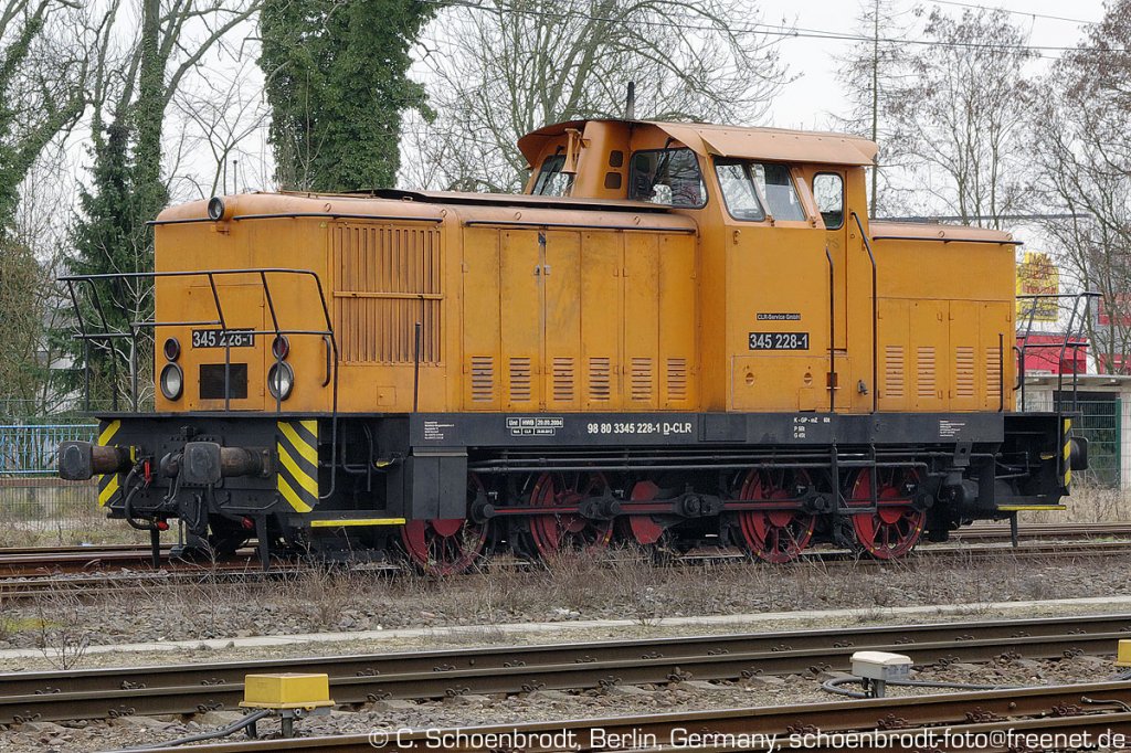 Stendal, CLR-Service GmbH Diesellok 345 228-1, am 11. Mrz 2012