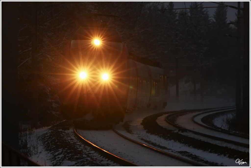 Sternderl schaun III - In der Abenddmmerung rollt R4218 (Unzmarkt - Bruck) durch die Murwlder nahe Zeltweg.
15.1.2012