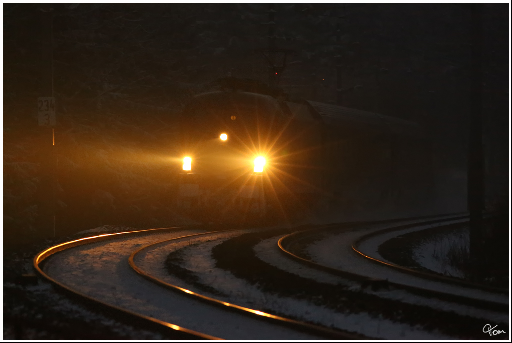 Sternderl schaun - Railjet 632 fhrt in der Abenddmmerung durch die Murwlder nahe Zeltweg. 
15.1.2012