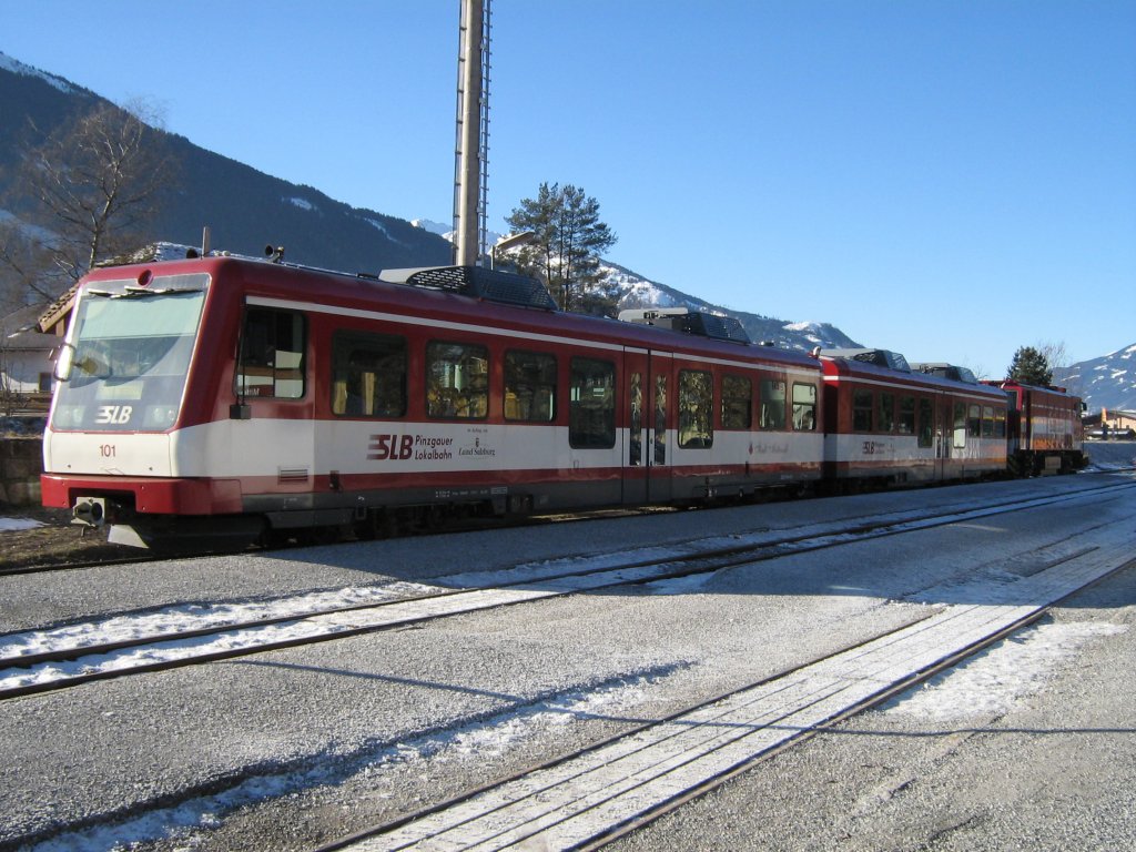 Steuerwagen 101 und Vs81 am 30.12.2008 um 10:55 Uhr im Bahnhof Mittersill.