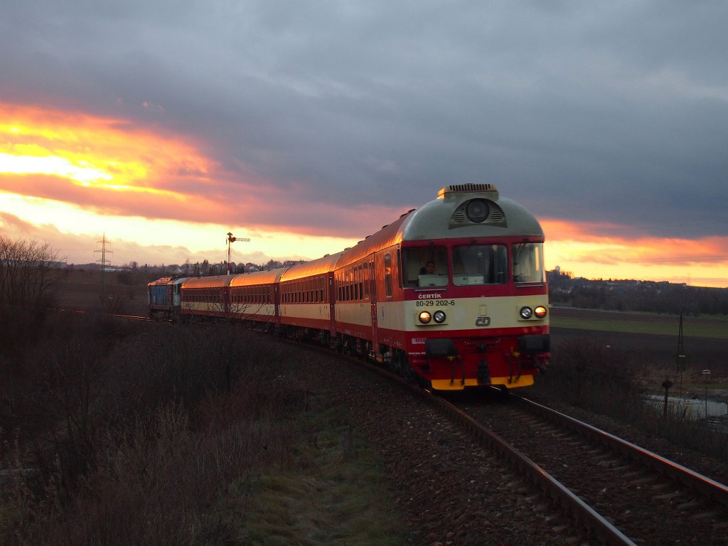 Steuerwagen 80-29 202-6 (ex 954.202-8) mit schnellzug R1295 Rakovnik - Praha Masarykovo kommt nach Bhf. Kacice am 2. 1. 2013. Drcken Diesellok ist BR 750.
