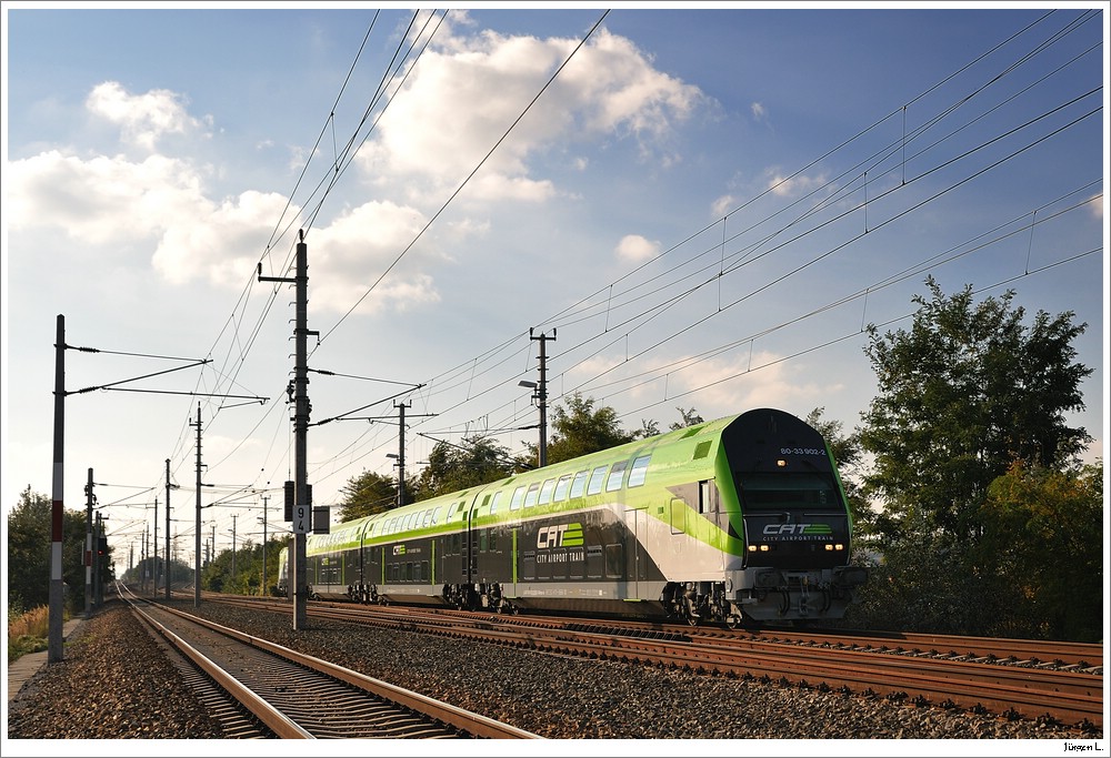 Steuerwagen 80-33 902 des CAT im neuen Design (hinten 1116.141); Nahe Wien/ZvBf, 8.10.2010.