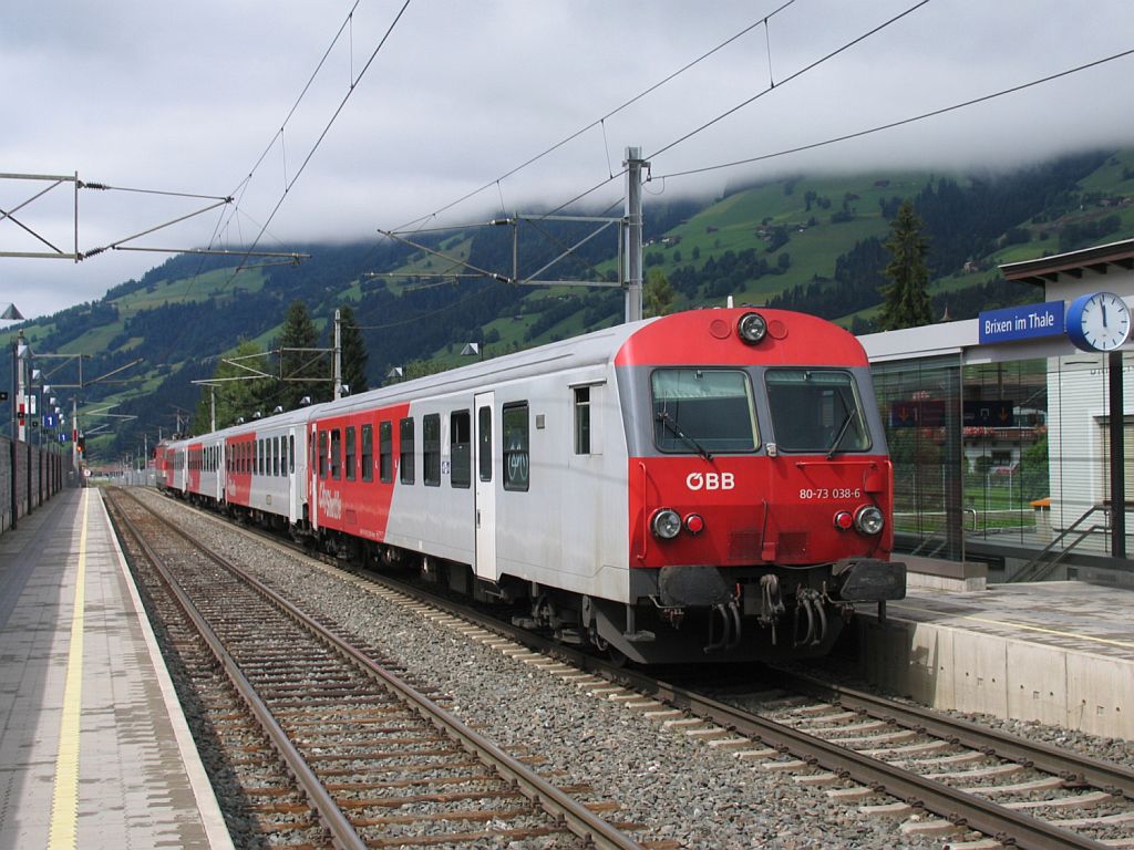 Steuerwagen 80-73 038-6 und eine BR 1144 mit REX 1504 Salzburg Hauptbahnhof-Wrgl Hauptbahnhof auf Bahnhof Brixen im Thale am 13-8-2010.