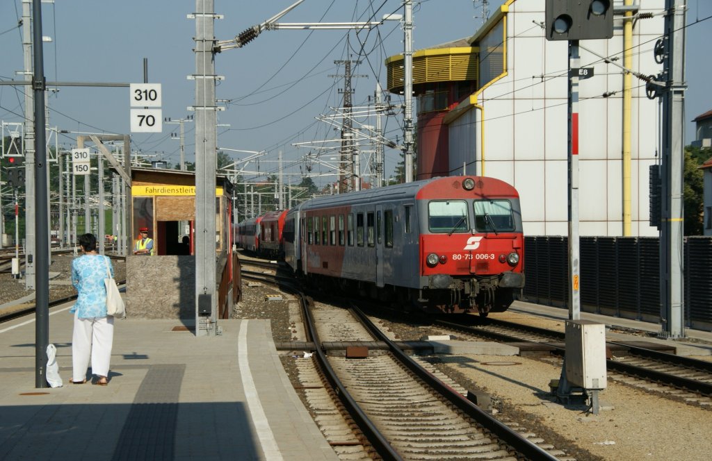 Steuerwagen 8073 006 kommt gerade von der Abstellanlage und wird durch den St.Plten Hbf. von der  Hercules  2016 017 geschoben. Am Zugschluss laufen noch drei 5047 mit. 30.6.2010