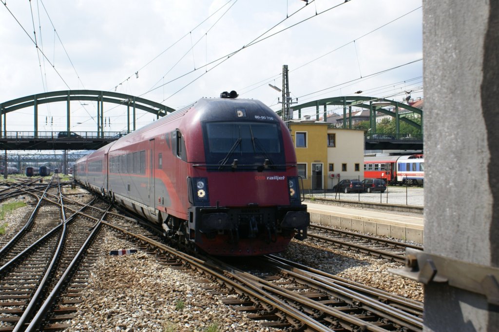 Steuerwagen 8090 706 des Railjet 63 fahrt kommend von Mnchen in Wien West ein. Nach einer kurzen Pause und Lokfhrer Wechsel auf die Lok geht es weiter nach Budapest. Zuglok ist 1116 203  Spirit of Linz  8.8.2009
